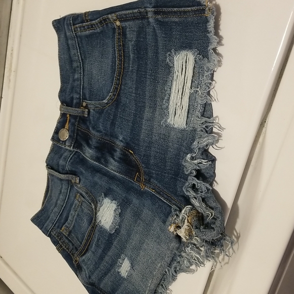 $5 ITEM. Bullhead denim high-rise shorts. MUST BUNDLE WITH TWO OTHER ITEMS - Picture 3 of 8